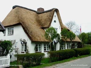 thatch roof on a residential building on the island of Föhr
