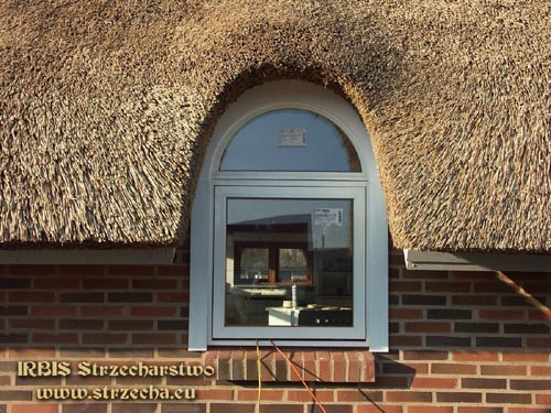 Irbis roofs with thatched roofs: weaving that unusual window