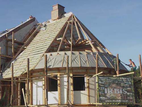 Reed roof: wooden roof construction - fixing the wind protection membrane