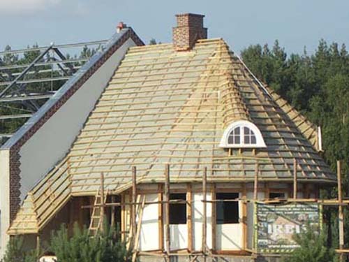 Cane roof: wooden roof structure with a windproof membrane mounted and padded with laths
